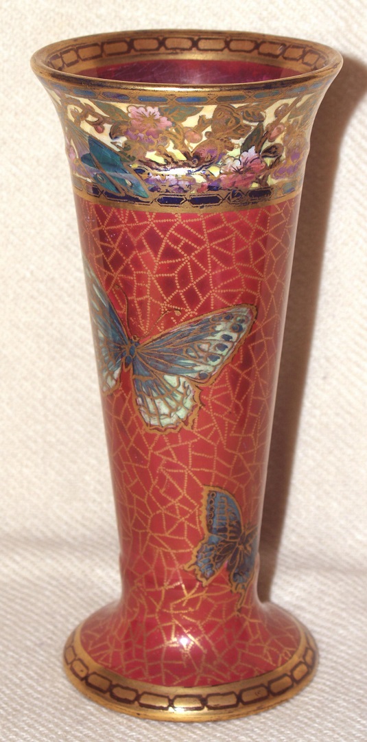 Trumpet vase Dragonfly Border b